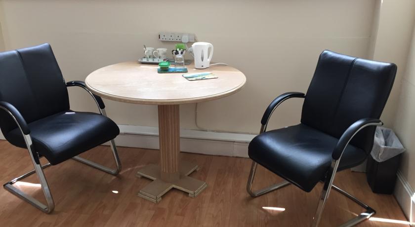 Harmondsworth Hall Guest House ウェストドライトン 部屋 写真
