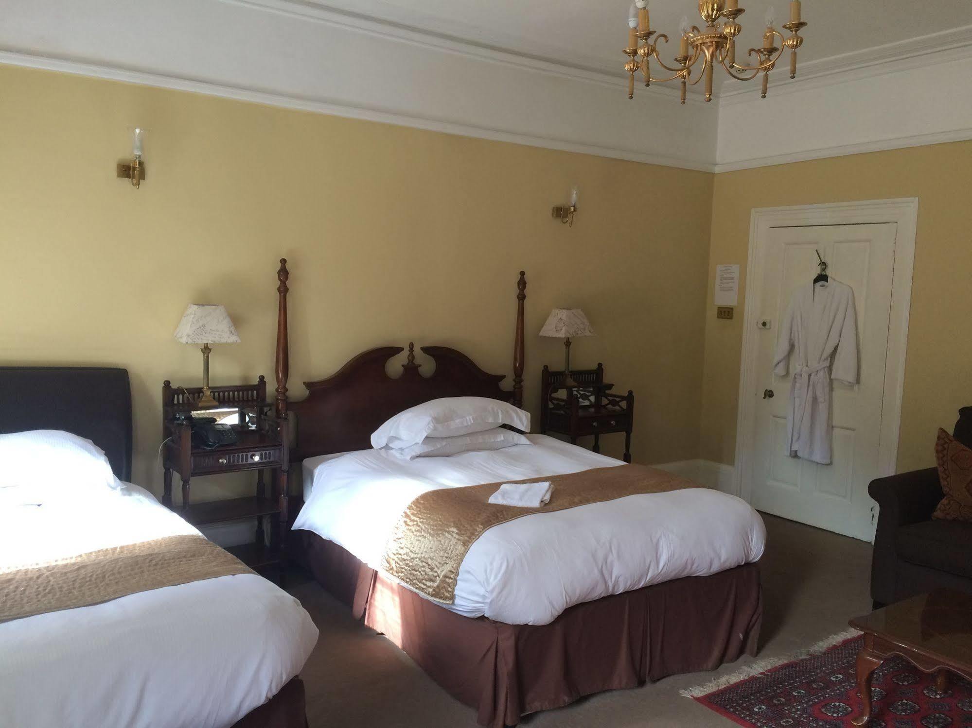 Harmondsworth Hall Guest House ウェストドライトン エクステリア 写真